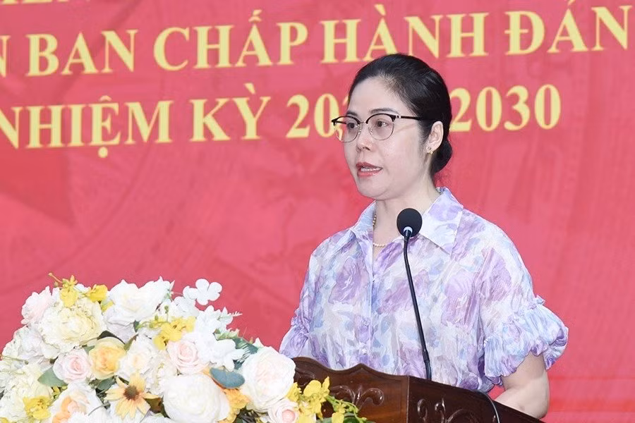 Phó Trưởng ban Tổ chức Tỉnh ủy Nguyễn Thị Thanh Hồng thông qua các quyết định mở lớp học.