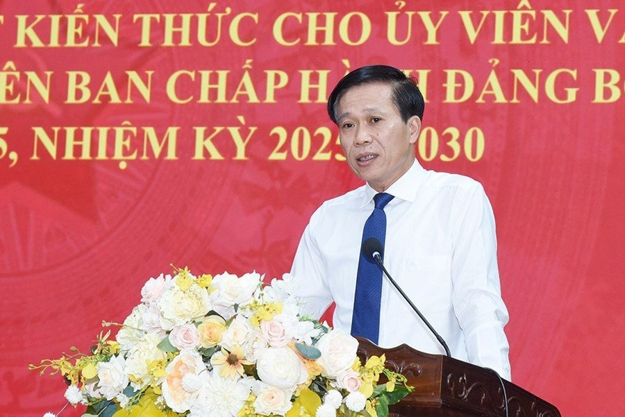PGS.TS Hoàng Phúc Lâm, Phó Giám đốc Học viện Chính trị Quốc gia Hồ Chí Minh phát biểu khai mạc lớp học. PGS.TS Hoàng Phúc Lâm, Phó Giám đốc Học viện Chính trị Quốc gia Hồ Chí Minh phát biểu khai mạc lớp học.