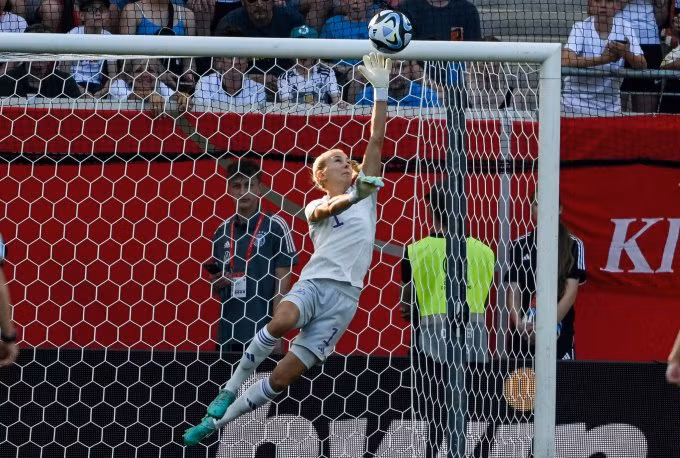 Thủ thành Merle Frohms bay người hoá giải cú sút của Dương Thị Vân, cứu thua cho tuyển Đức.