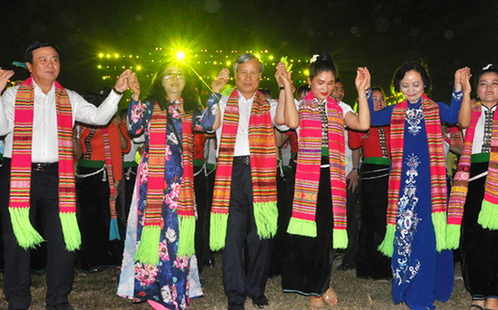 Đồng chí Trần Quốc Vượng và các đại biểu cùng tham gia màn đại xòe.