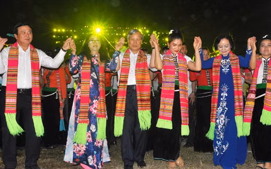 Đồng chí Trần Quốc Vượng và các đại biểu cùng tham gia màn đại xòe.