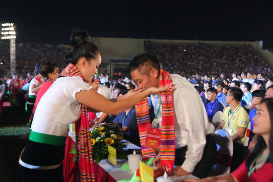 Các cô gái dân tộc Thái tặng khăn cho đại biểu, du khách