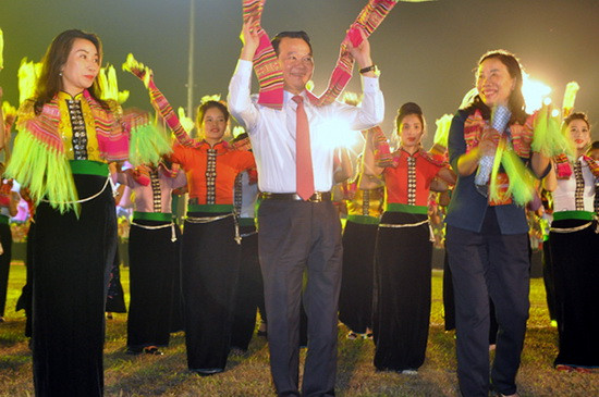 Ông Đỗ Đức Duy cùng các đại biểu trong màn đại xòe.