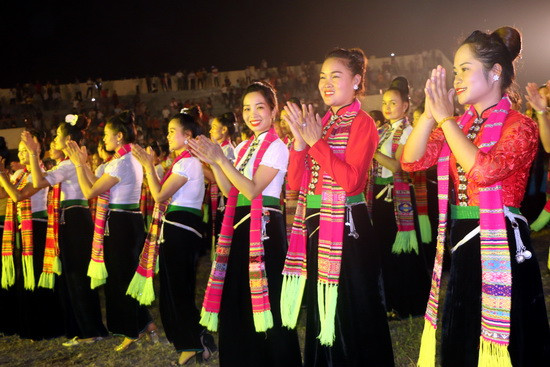 Vẻ đẹp của các cô gái Mường Lò.