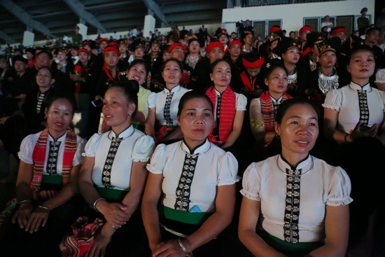 Đồng bào các dân tộc chiêm ngưỡng màn đại xòe