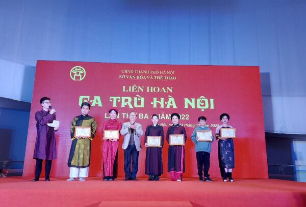 6 giải Nhất được trao cho các cá nhân trong Liên hoan Ca trù Hà Nội lần thứ 3 - năm 2022.
