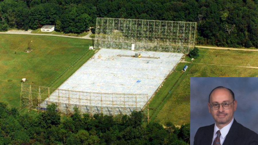 GS Jerry Ehman và Kính thiên văn vô tuyến Big Ear.