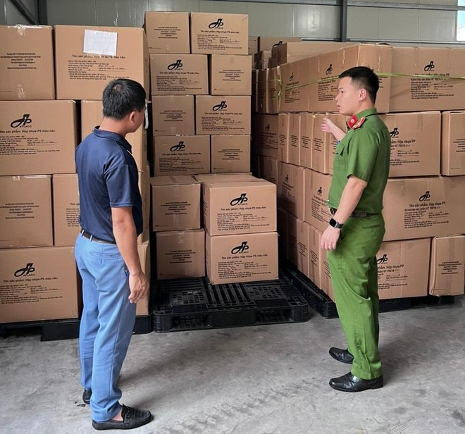 Công an kiểm tra phòng cháy chữa cháy tại các cơ sở kinh doanh. Công an kiểm tra phòng cháy chữa cháy tại các cơ sở kinh doanh.