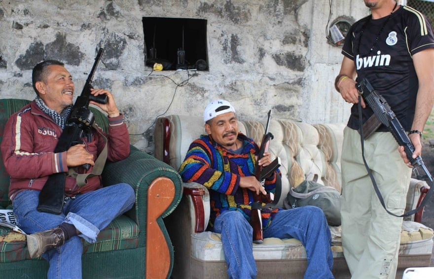 Các 'cảnh sát công dân' tại thành phố Tancítaro, Mexico. Các 'cảnh sát công dân' tại thành phố Tancítaro, Mexico.
