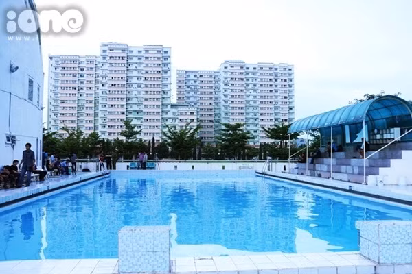 Teen Thủ Thiêm tha hồ tự hào vì trường có một hồ bơi hoành tráng xanh mướt được đặt gần nhà thi đấu phía sau các dãy phòng học.