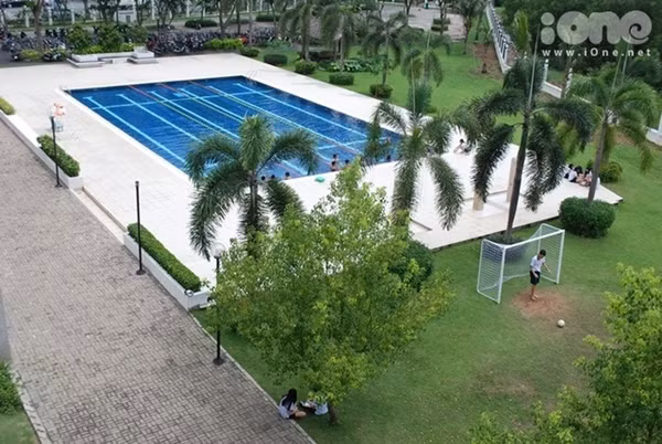 Nhìn từ trên cao xuống, hồ bơi của teen THPT Đinh Thiện Lý đẹp như ở một khu nghỉ dưỡng nào đó.