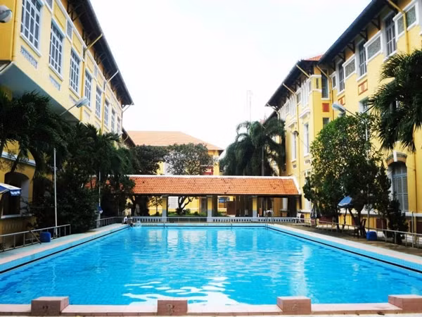 Bể bơi được thiết kế khá rộng