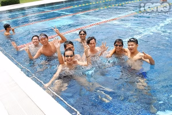 Teen Đinh Thiện Lý nô đùa dưới dòng nước trong xanh, mát mẻ tại hồ bơi của trường.