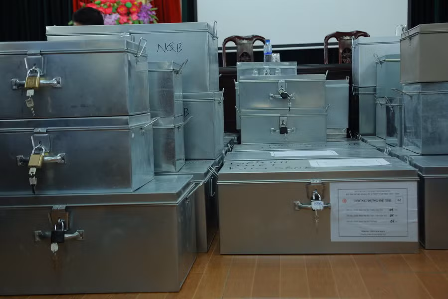 Các hòm đựng bài thi đã được Thư kí Hội đồng thi tiếp nhận chờ niêm phong, bảo mật