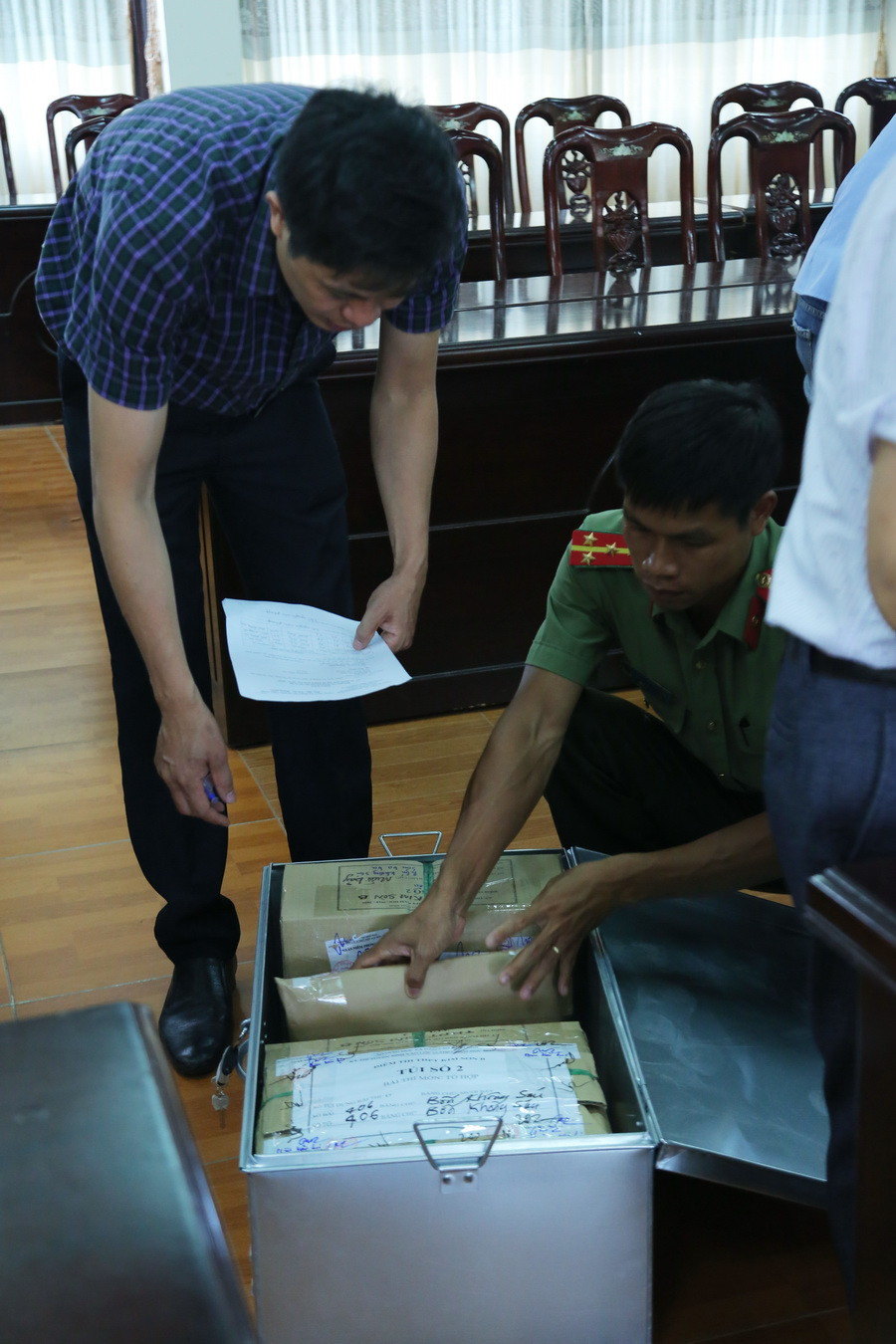 Thư ký Hội đồng thi và công an đang kiểm đếm các túi đựng bài thi trong thùng đựng bài thi của Điểm thi THPT Kim Sơn B Thư ký Hội đồng thi và công an đang kiểm đếm các túi đựng bài thi trong thùng đựng bài thi của Điểm thi THPT Kim Sơn B