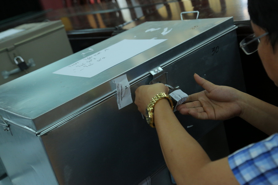 Dán niêm phong khóa thùng đựng bài thi Dán niêm phong khóa thùng đựng bài thi