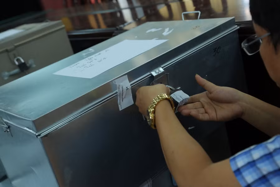 Dán niêm phong khóa thùng đựng bài thi