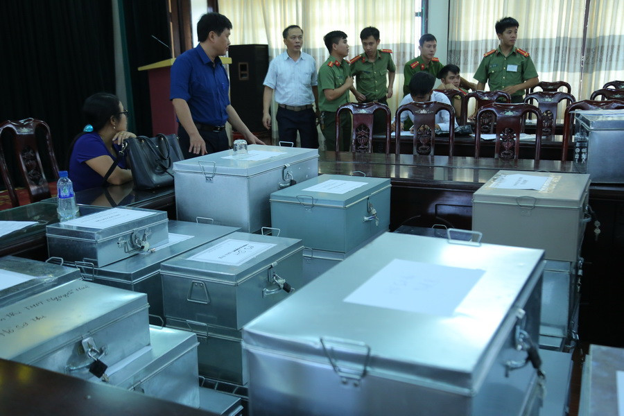 Tại điểm giao nhận, các biện pháp an ninh được áp dụng theo quy chế thi THPT quốc gia: có Công an và Trưởng hoặc Phó Trưởng Ban Thư ký Hội đồng thi trông giữ phòng lưu trữ, bảo quản bài thi 24/ngày; Tại điểm giao nhận, các biện pháp an ninh được áp dụng theo quy chế thi THPT quốc gia: có Công an và Trưởng hoặc Phó Trưởng Ban Thư ký Hội đồng thi trông giữ phòng lưu trữ, bảo quản bài thi 24/ngày;