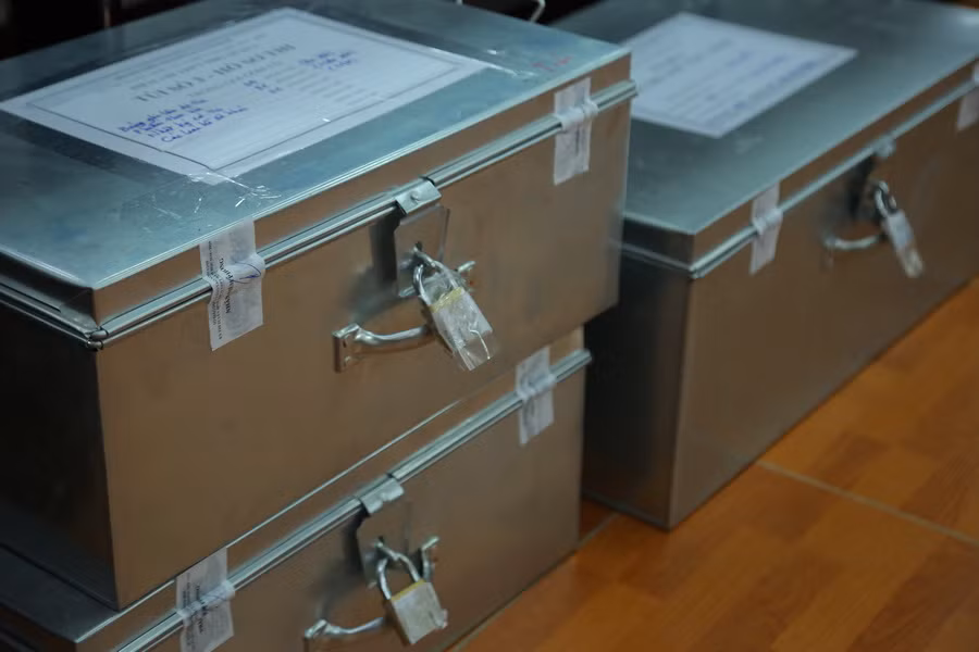 Các thùng đựng bài thi đã dán niêm phong