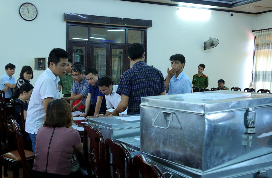 Theo quy chế thi về giao nộp bài thi từ điểm thi về Hội đồng thi được thực hiện ngay sau buổi thi cuối cùng của kỳ thi... Theo quy chế thi về giao nộp bài thi từ điểm thi về Hội đồng thi được thực hiện ngay sau buổi thi cuối cùng của kỳ thi...