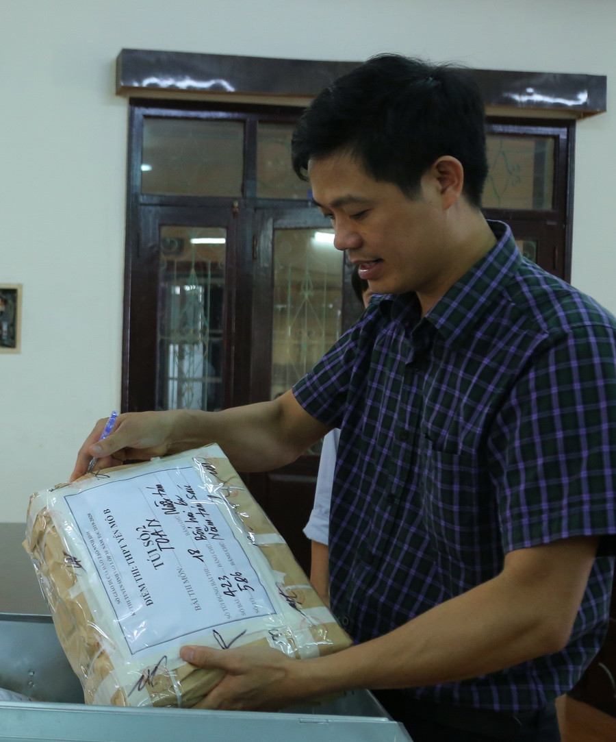 Thư ký Hội đồng thi kiểm tra các túi đựng bài thi đảm bảo nguyên niêm phong, đủ chữ ký, số lượng bài thi, môn thi... Thư ký Hội đồng thi kiểm tra các túi đựng bài thi đảm bảo nguyên niêm phong, đủ chữ ký, số lượng bài thi, môn thi...