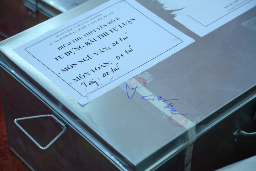 Hiện trạng nguyên niêm phong của tủ đựng bài thi tự luận điểm thi THPT Yên Mô B.Theo hướng dẫn của Công văn số 1209: Bài thi phải được bảo quản trong các tủ riêng biệt. Tủ đựng bài thi phải đảm bảo chắc chắn, phải được khóa và niêm phong (nhãn niêm phong phải có đủ chữ ký của Trưởng Điểm thi và Phó trưởng điểm thi là người của Trường ĐH, CĐ phối hợp) chìa khóa phải do Trưởng điểm thi giữ. Hiện trạng nguyên niêm phong của tủ đựng bài thi tự luận điểm thi THPT Yên Mô B.Theo hướng dẫn của Công văn số 1209: Bài thi phải được bảo quản trong các tủ riêng biệt. Tủ đựng bài thi phải đảm bảo chắc chắn, phải được khóa và niêm phong (nhãn niêm phong phải có đủ chữ ký của Trưởng Điểm thi và Phó trưởng điểm thi là người của Trường ĐH, CĐ phối hợp) chìa khóa phải do Trưởng điểm thi giữ.