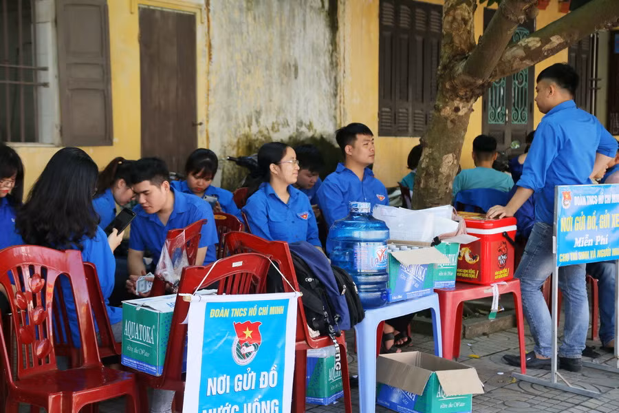 Trường THPT Chuyên Lương Văn Tụy đã tổ chức một đội thanh niên xung kích, tình nguyện tại chỗ trông đồ, phục vụ nước uống miền phí cho thí sinh và người nhà