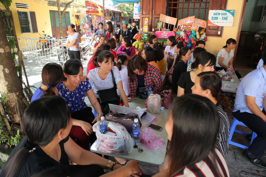 Dưới cái nắng trên 36 độ, các phụ huynh tập trung chờ con thi xong buổi thi môn Toán