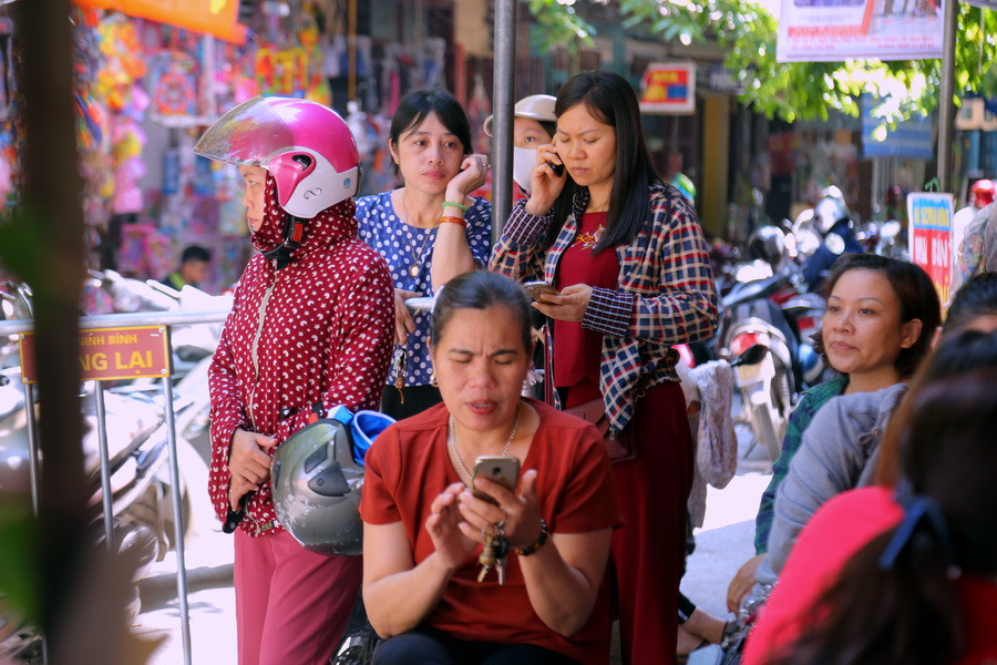 Nét lo lắng cho con hiện rõ trên gương mặt những bà mẹ này.