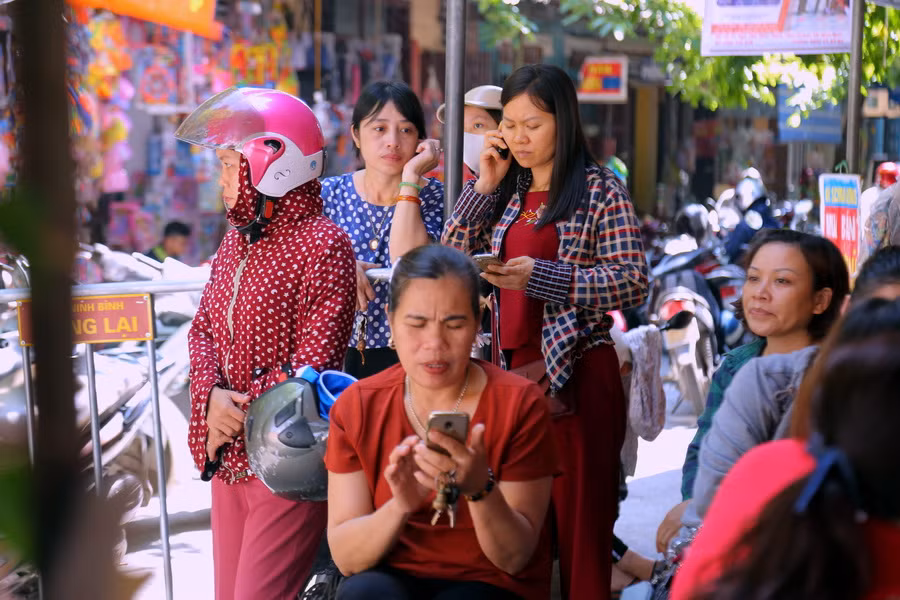 Nét lo lắng cho con hiện rõ trên gương mặt những bà mẹ này.