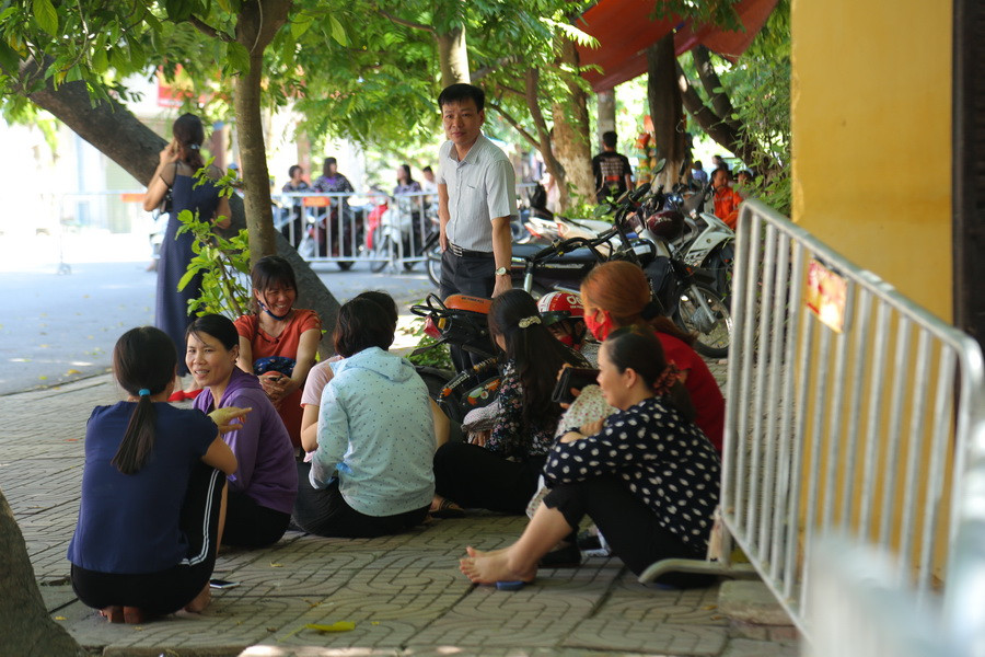 Nhiều phụ huynh ngồi ngay vỉa hè chờ con thi