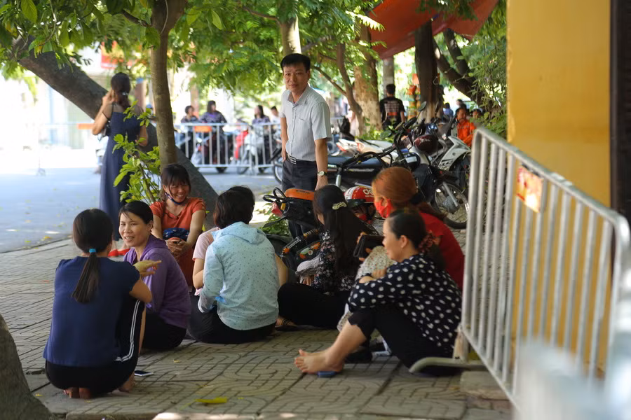 Nhiều phụ huynh ngồi ngay vỉa hè chờ con thi