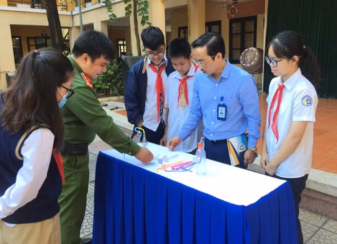 Công an TP Hà Nội hướng dẫn thầy, trò Trường THCS Thái Thịnh (Hà Nội) cách nhận dạng dụng cụ sử dụng ma túy tự chế. Ảnh tư liệu