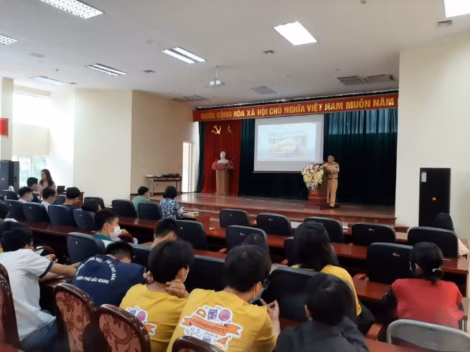 Tuyên truyền tác hại ma túy cho học sinh Bắc Giang.