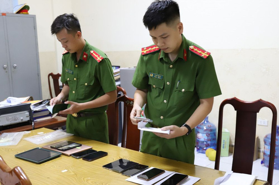 Cơ quan điều tra thu giữ tang vật của vụ án. (Ảnh: CAHT) Cơ quan điều tra thu giữ tang vật của vụ án. (Ảnh: CAHT)