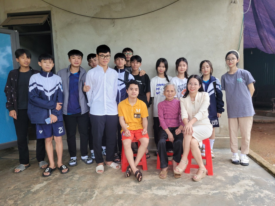 Cô giáo và các bạn học dành thời gian đến tận nhà động viên 2 bà cháu. Cô giáo và các bạn học dành thời gian đến tận nhà động viên 2 bà cháu.