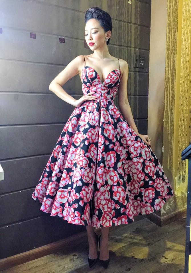 Cách ăn mặc của Tóc Tiên có nhiều sự phá cách và tiệm cận được với xu hướng thời trang đang thịnh hành trên thế giới. Chính vì thế, cô luôn nổi bật dù xuất hiện ở bất cứ nơi đâu, thậm chí là khi sánh vai với những ngôi sao hàng đầu quốc tế.