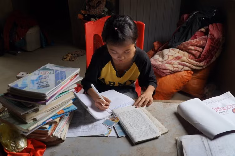 Tranh thủ lúc em chơi ngoan, Hiền ngồi làm bài tập.