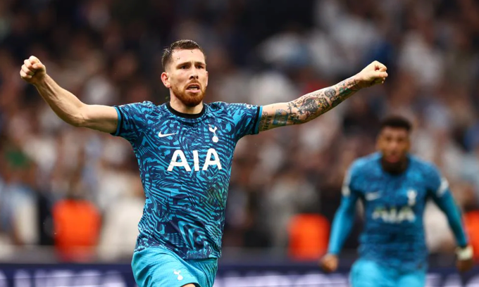 Tiền vệ Hojbjerg mừng bàn ấn định thắng lợi 2-1 cho Tottenham trên sân Velodrome, Marseille, Pháp hôm 2/11.
