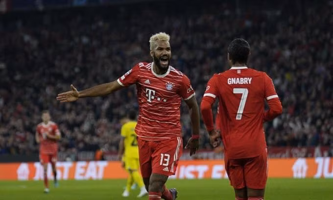 Choupo-Moting mừng bàn ấn định tỷ số 2-0 trước Inter Milan trên sân Allianz ngày 2/11. Choupo-Moting mừng bàn ấn định tỷ số 2-0 trước Inter Milan trên sân Allianz ngày 2/11.