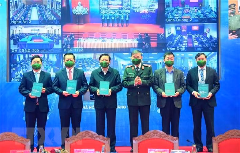 Đại tướng Tô Lâm tặng sách “Chủ quyền không gian mạng - Yêu cầu thời đại và nghĩa vụ quốc gia” cho các đại biểu tham dự hội thảo.