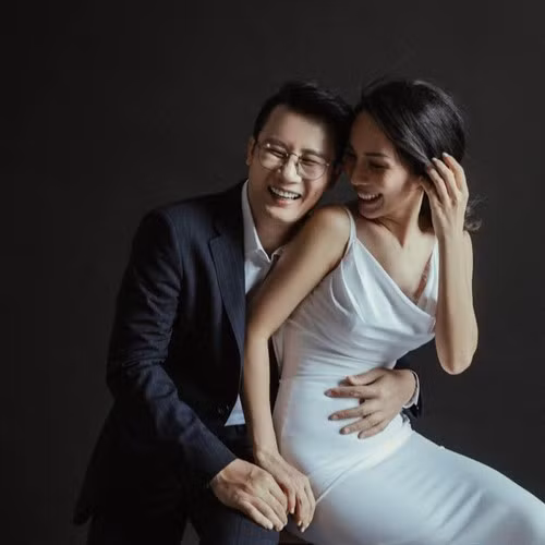 Vợ Hoàng Bách từng là một người mẫu và là con gái út của một đại gia có tiếng ở miền Tây.