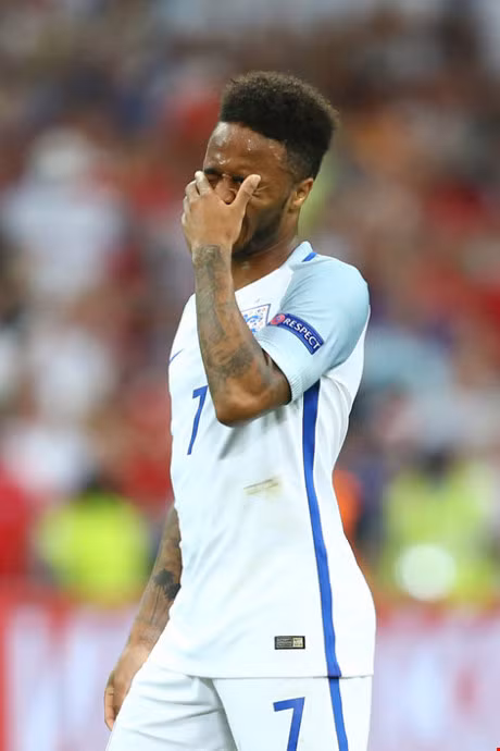 Raheem Sterling bi keu goi tay chay vi khoe cua - Anh 3