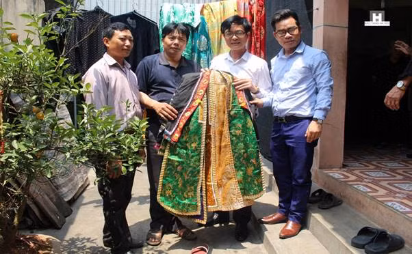 Ông Nguyễn Tiến Đà- Giám đốc Bảo tàng Hà Nội tiếp nhận hiện vật ban đầu tại gia đình ông Nguyễn Văn Tiệm