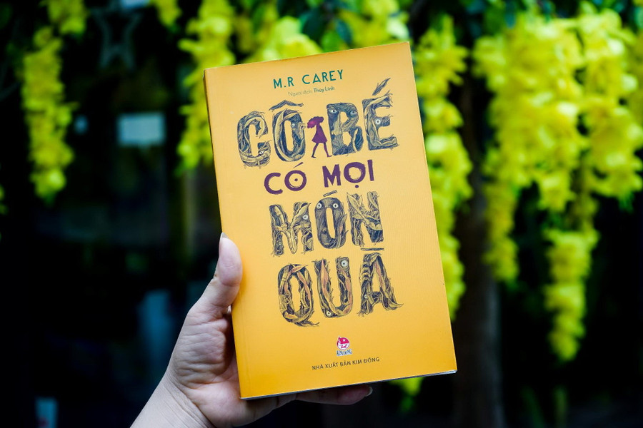 Bìa cuốn sách “Cô bé có mọi món quà”