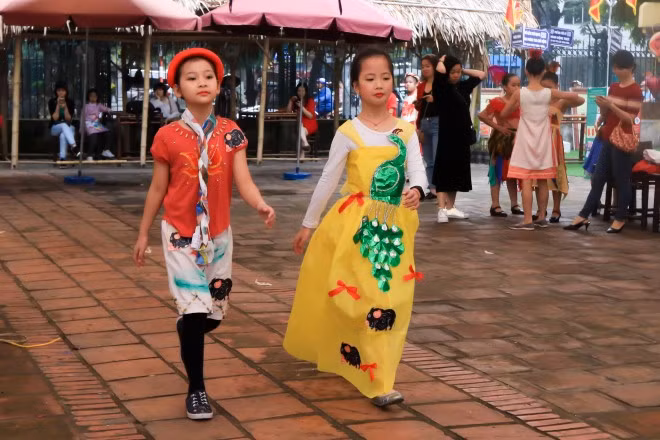 Các em nhỏ trình diễn thời trang lấy cảm hứng từ tranh Kim Hoàng