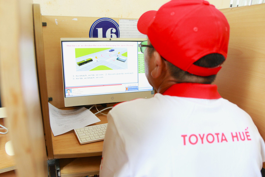 Các thí sinh làm thủ tục và thi phần lý thuyết trên máy tính. Các thí sinh làm thủ tục và thi phần lý thuyết trên máy tính.