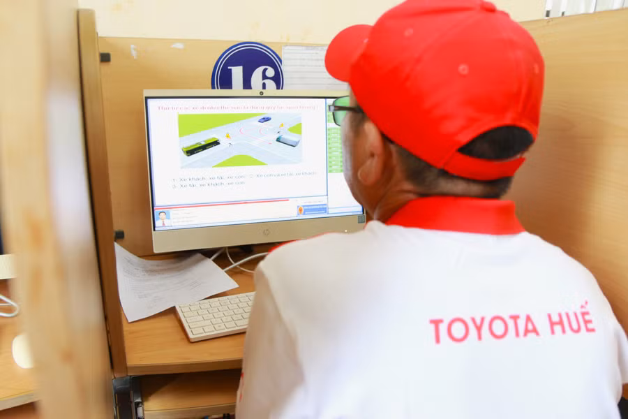 Các thí sinh làm thủ tục và thi phần lý thuyết trên máy tính.