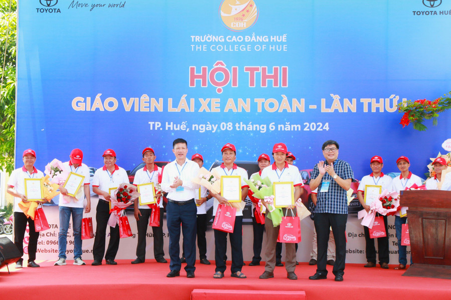 Lãnh đạo Trường Cao đẳng Huế tặng hoa và trao giấy khen cho các cá nhân đọat giải của Hội thi "Giáo viên lái xe an toàn". Lãnh đạo Trường Cao đẳng Huế tặng hoa và trao giấy khen cho các cá nhân đọat giải của Hội thi "Giáo viên lái xe an toàn".