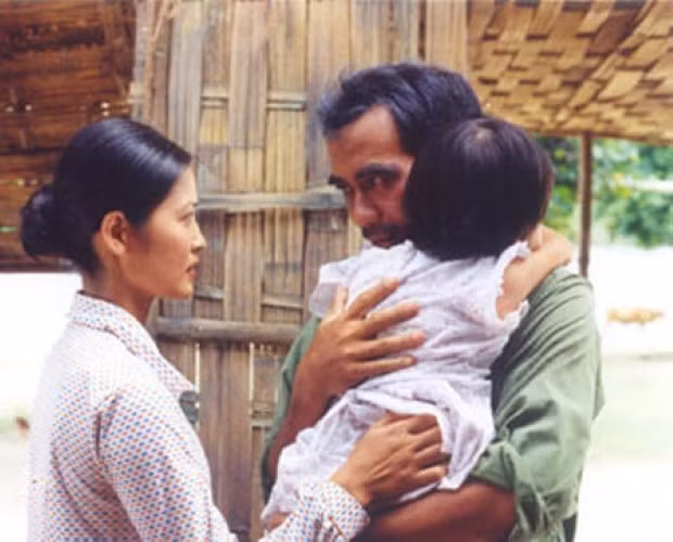 Thúy Hà (vai Hạnh) và Lưu Trọng Ninh (vai Vạn) trong phim Bến không chồng chuyển thể từ tiểu thuyết cùng tên của Dương Hướng. Nguồn ảnh: IT.